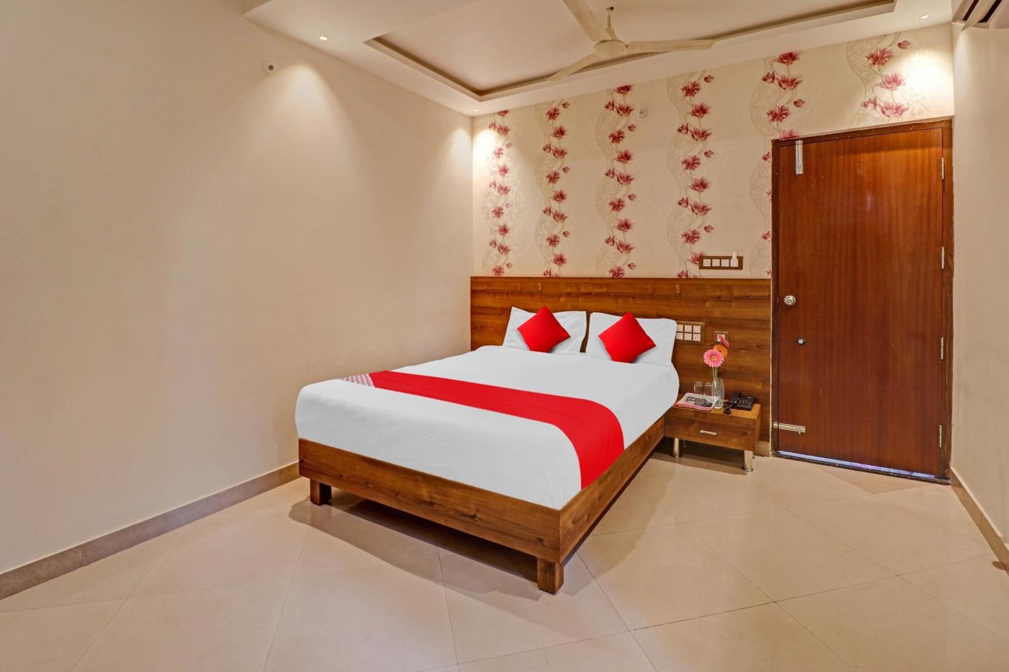 Hotel O Formula Vanivilasa Puram Bagian luar foto