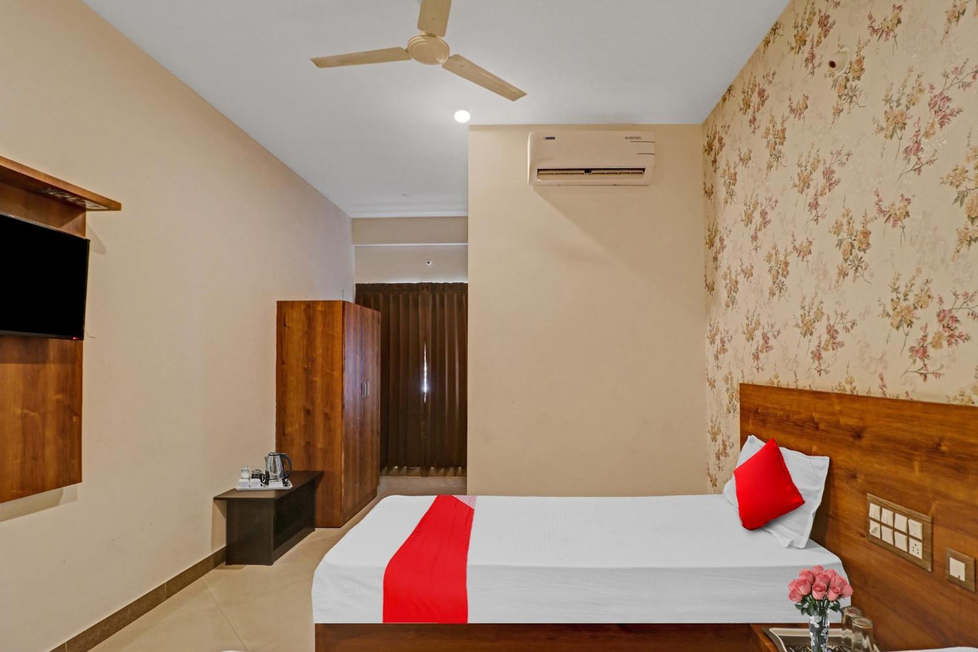 Hotel O Formula Vanivilasa Puram Bagian luar foto