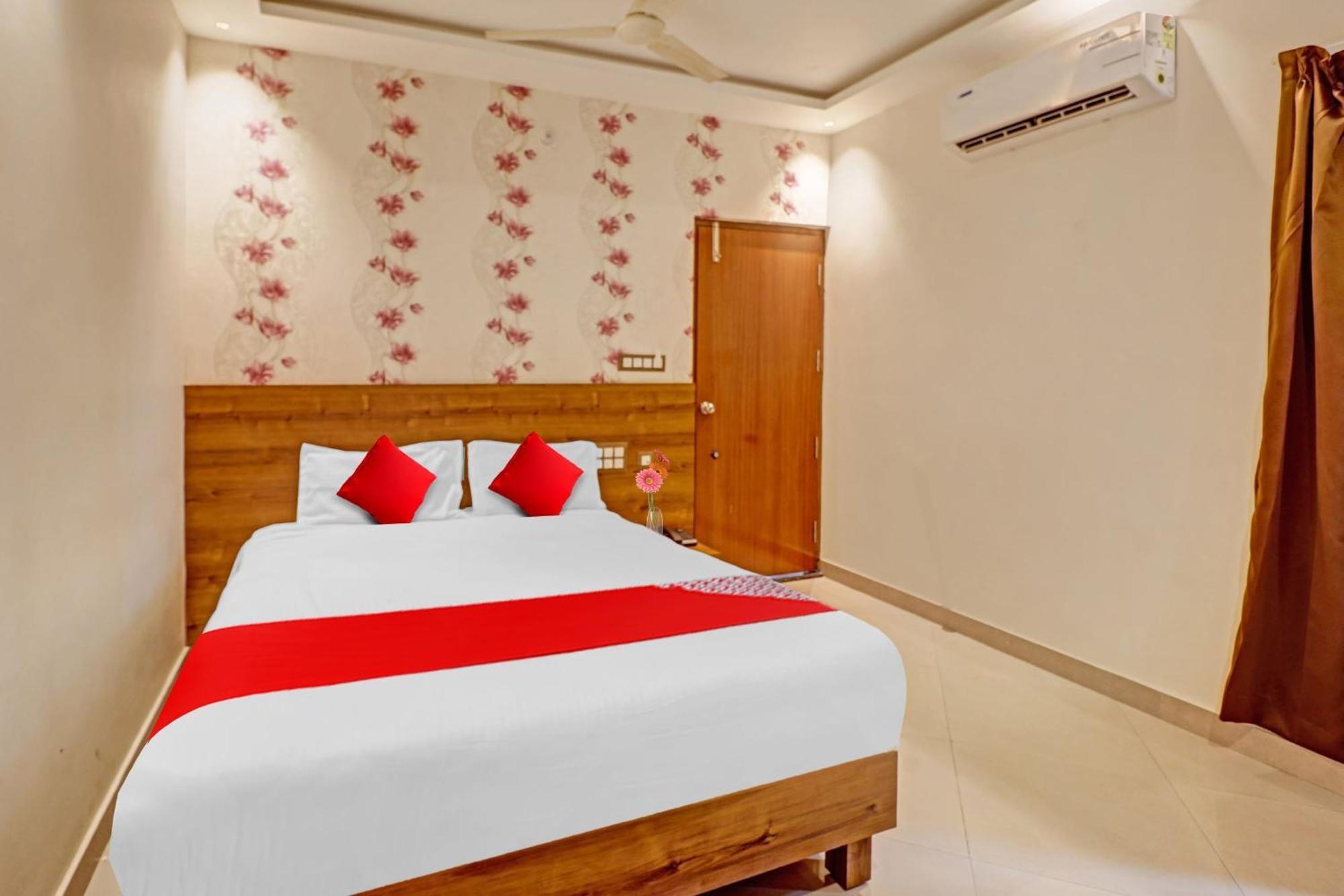 Hotel O Formula Vanivilasa Puram Bagian luar foto